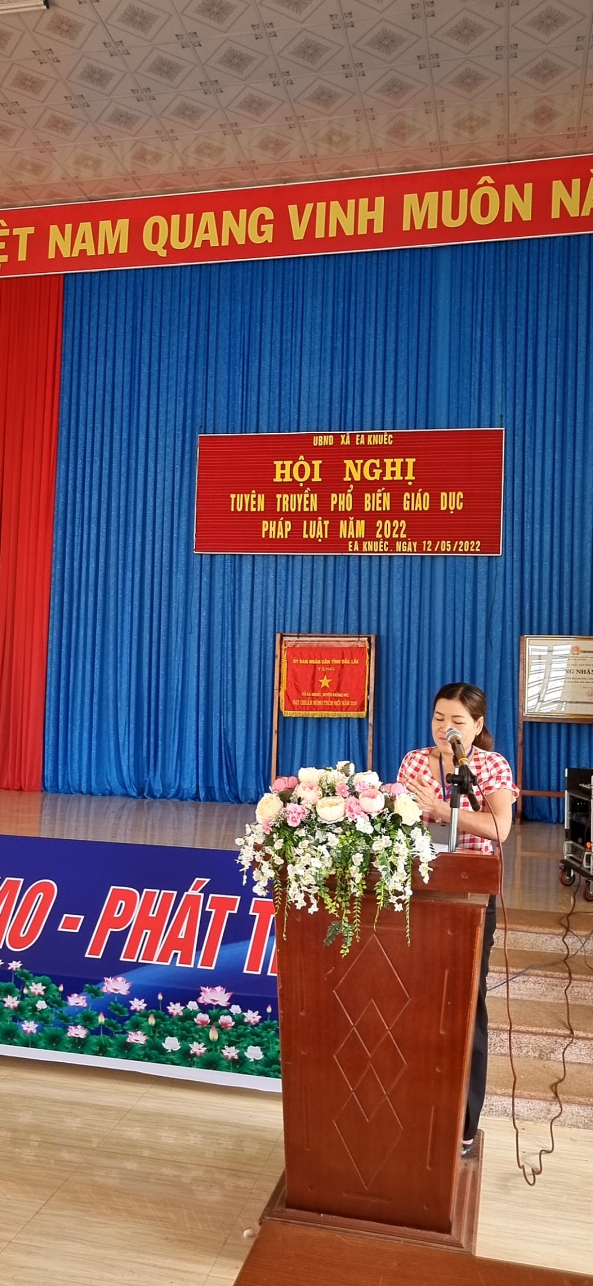 Đồng chí H Minh Ayun - Phó chủ tịch UBND xã Ea Knuếc phát biểu khaui mạc Hội nghị